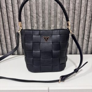 Cartera bucket trenzada